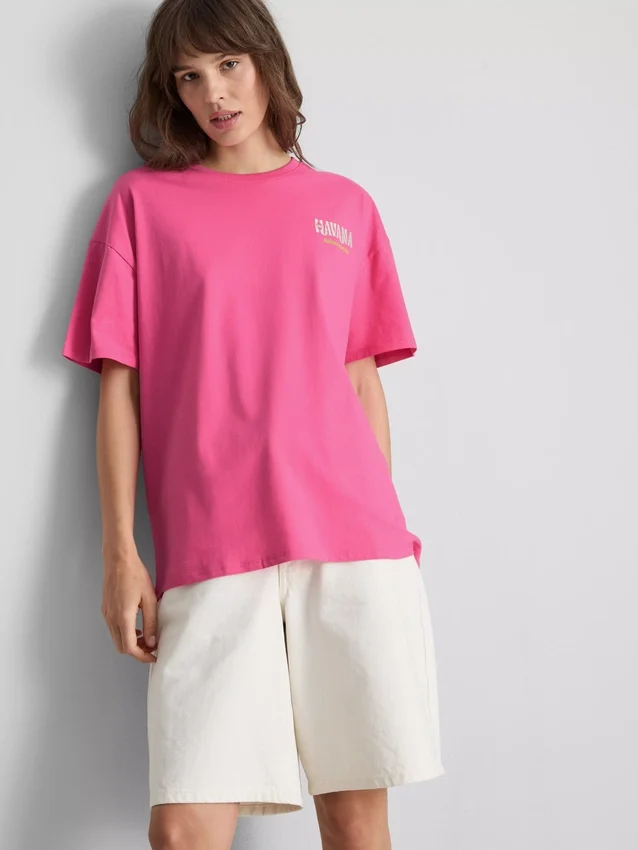 Camisa oversize de color habana con estampado gráfico, con alto contenido de algodón