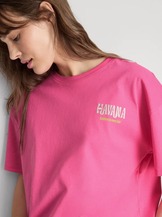 Camisa oversize de color habana con estampado gráfico, con alto contenido de algodón