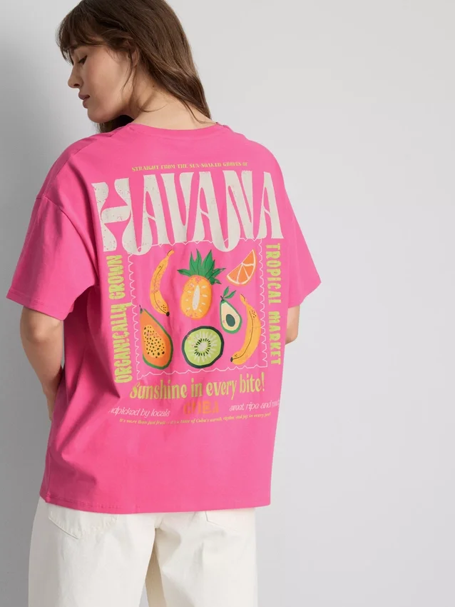 Camisa oversize de color habana con estampado gráfico, con alto contenido de algodón