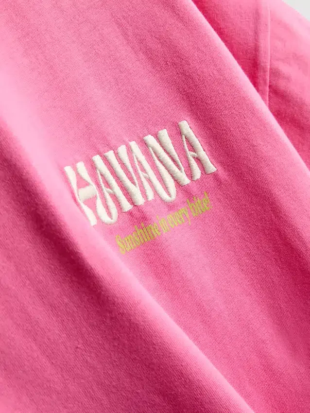 Camisa oversize de color habana con estampado gráfico, con alto contenido de algodón