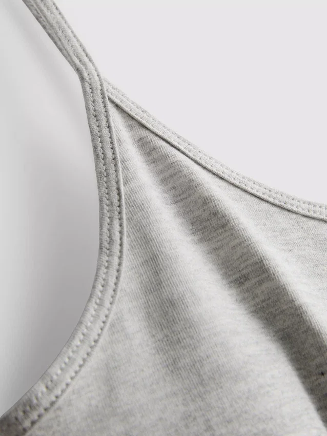 Camisa sin mangas elástica con cuello redondo