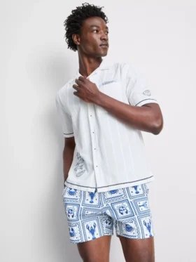 Camisas con cuello de solapa y bordado de un pez