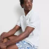 Camisas con cuello de solapa y bordado de un pez