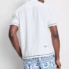 Camisas con cuello de solapa y bordado de un pez