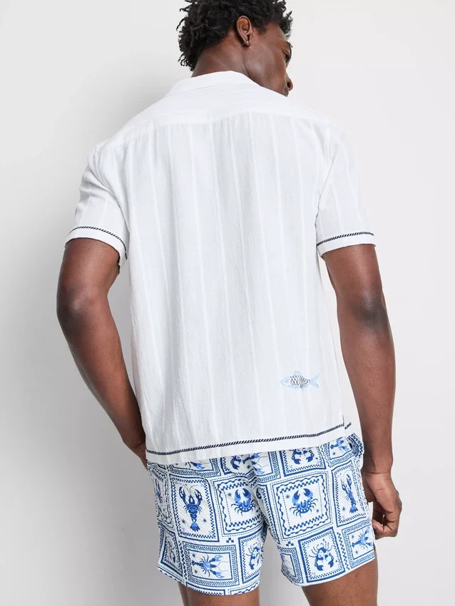 Camisas con cuello de solapa y bordado de un pez