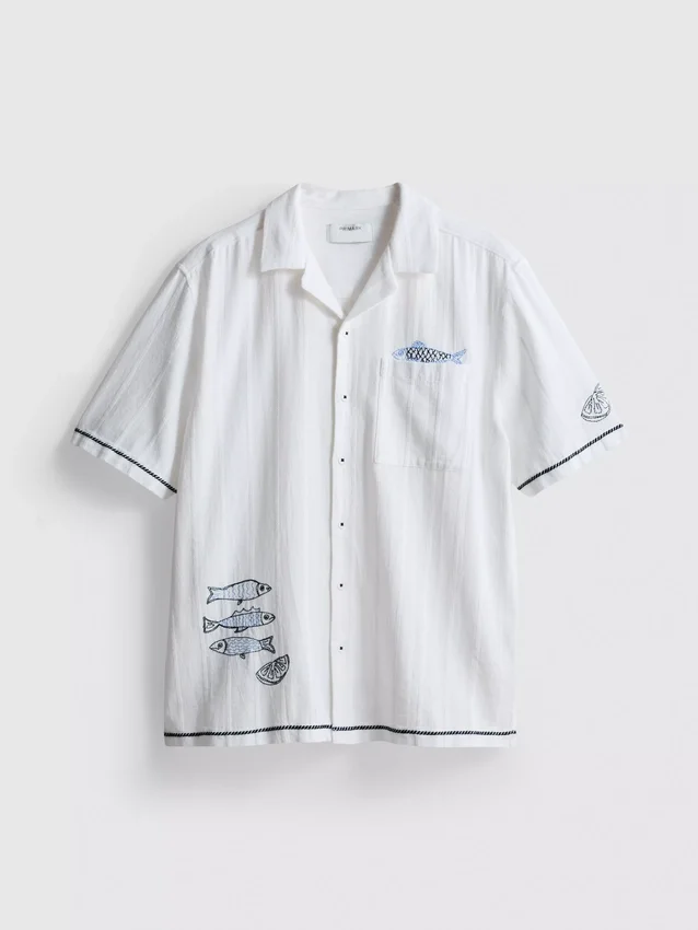 Camisas con cuello de solapa y bordado de un pez