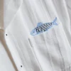 Camisas con cuello de solapa y bordado de un pez