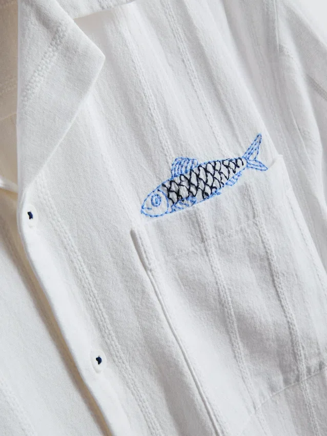 Camisas con cuello de solapa y bordado de un pez