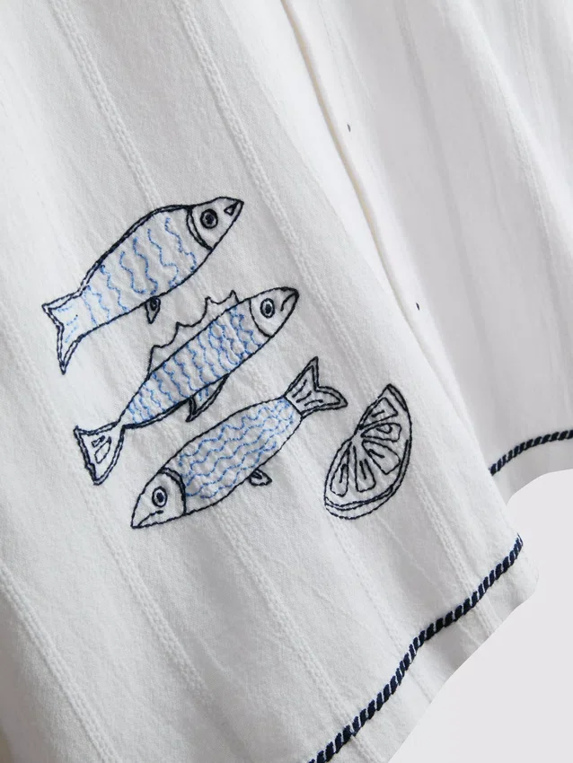 Camisas con cuello de solapa y bordado de un pez