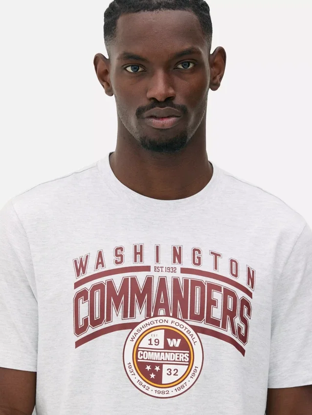Camisas con el logotipo de los Washington Commanders de la NFL