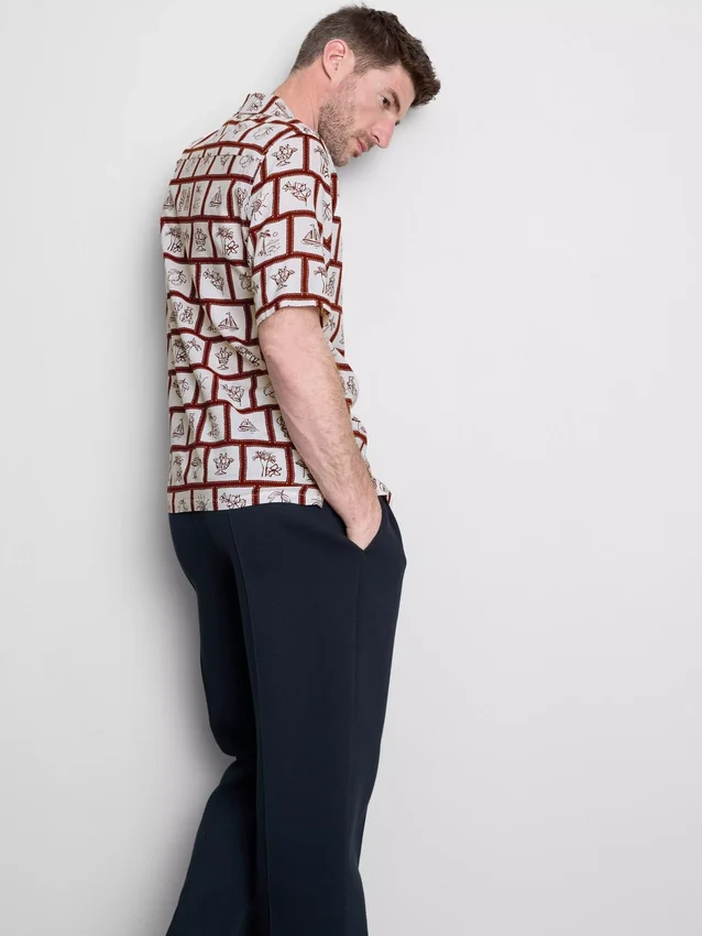 Camisas con estampado de azulejos costeros