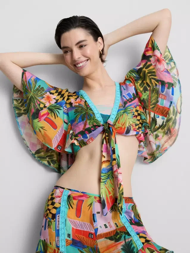 Camisas cortas con estampado tropical y lazo