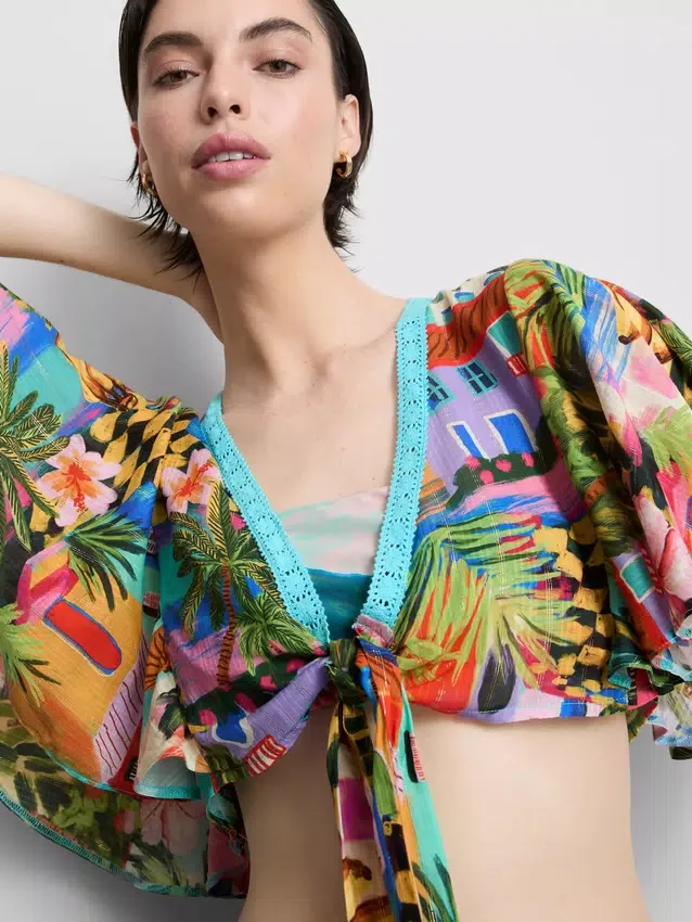 Camisas cortas con estampado tropical y lazo