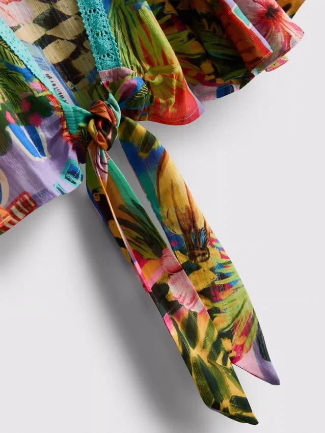 Camisas cortas con estampado tropical y lazo
