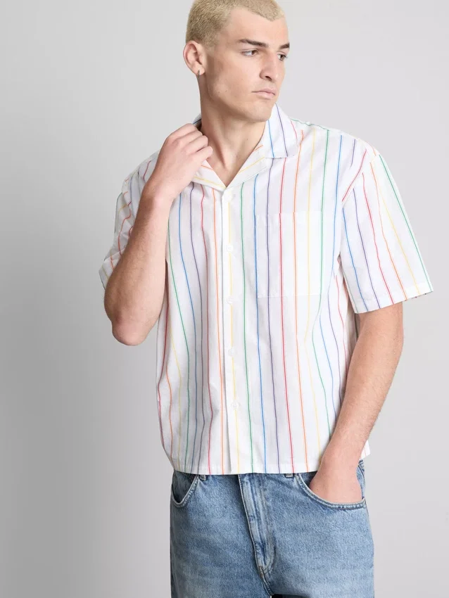 Camisas de cuello reverso con rayas del Orgullo