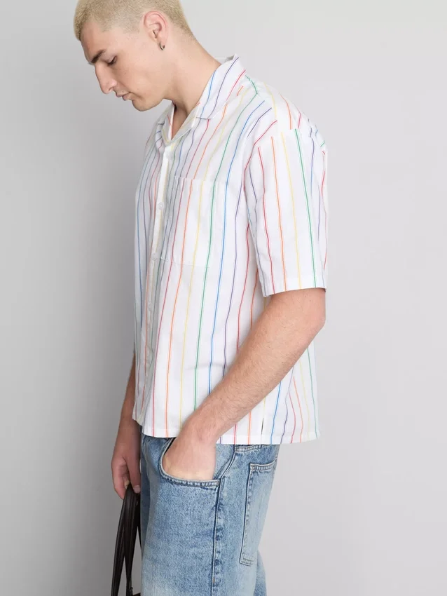 Camisas de cuello reverso con rayas del Orgullo
