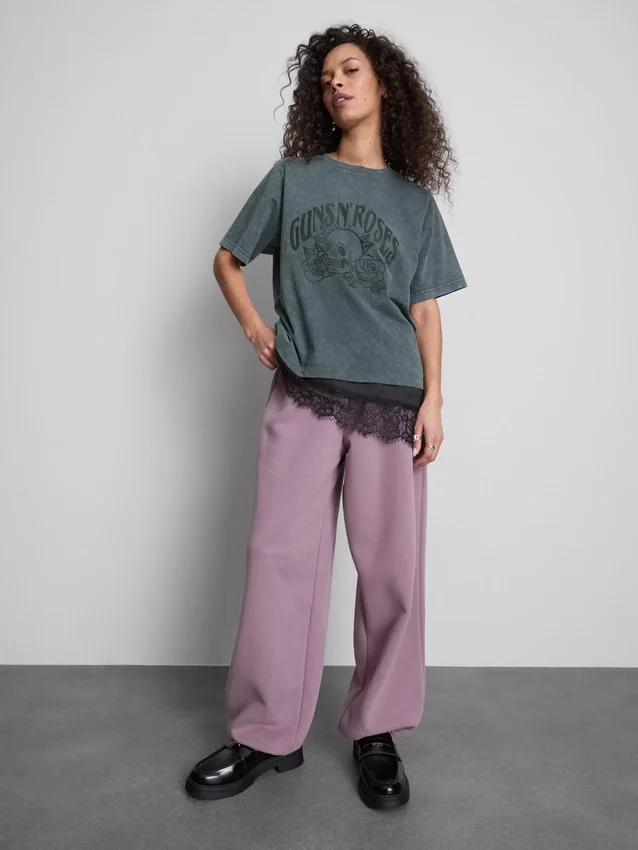 Camisas de Guns N’ Roses con ribete de encaje