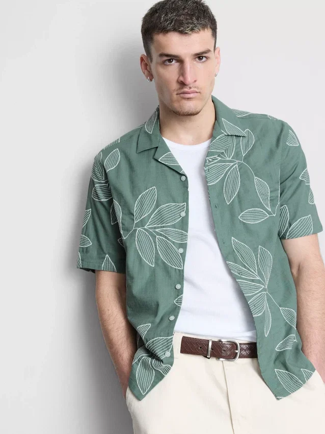 Camisas de manga corta con botones y bordado de hojas