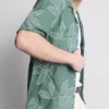 Camisas de manga corta con botones y bordado de hojas