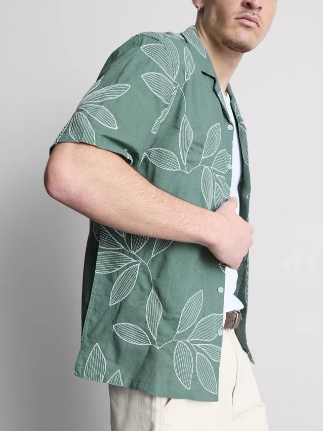 Camisas de manga corta con botones y bordado de hojas
