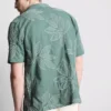 Camisas de manga corta con botones y bordado de hojas