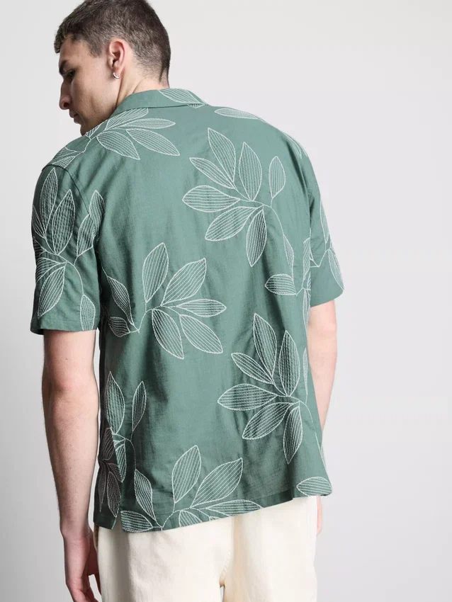 Camisas de manga corta con botones y bordado de hojas