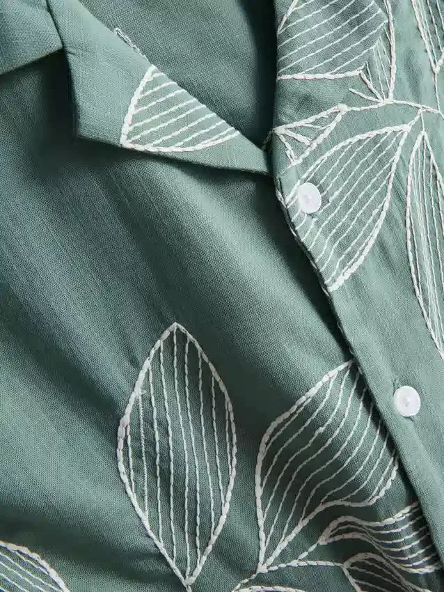 Camisas de manga corta con botones y bordado de hojas