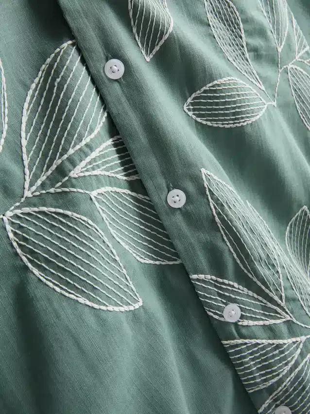 Camisas de manga corta con botones y bordado de hojas