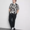 Camisas de manga corta con estampado abstracto de hojas