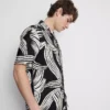Camisas de manga corta con estampado abstracto de hojas