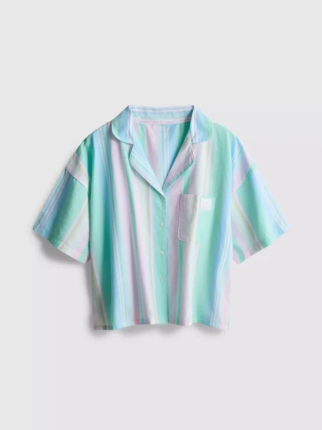 Camisas de pijama cortas a rayas en tonos pastel, ideales para relajarse