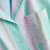 Camisas de pijama cortas a rayas en tonos pastel, ideales para relajarse