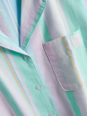 Camisas de pijama cortas a rayas en tonos pastel, ideales para relajarse