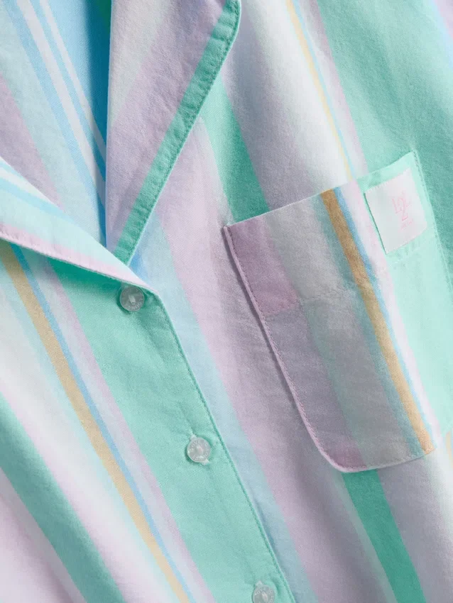 Camisas de pijama cortas a rayas en tonos pastel, ideales para relajarse