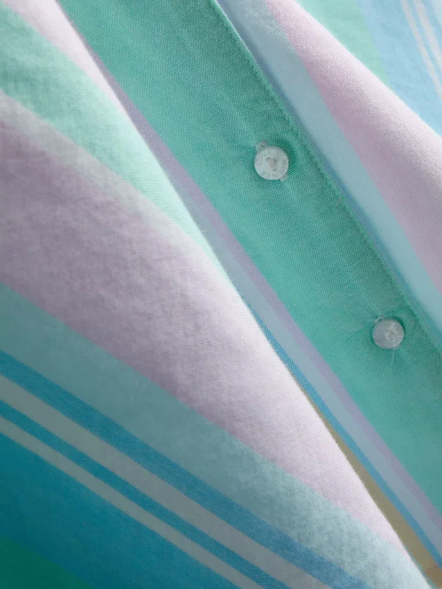 Camisas de pijama cortas a rayas en tonos pastel, ideales para relajarse