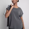 Camiseña de cuello redondo con mangas enrolladas