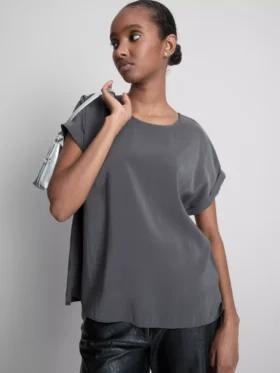 Camiseña de cuello redondo con mangas enrolladas