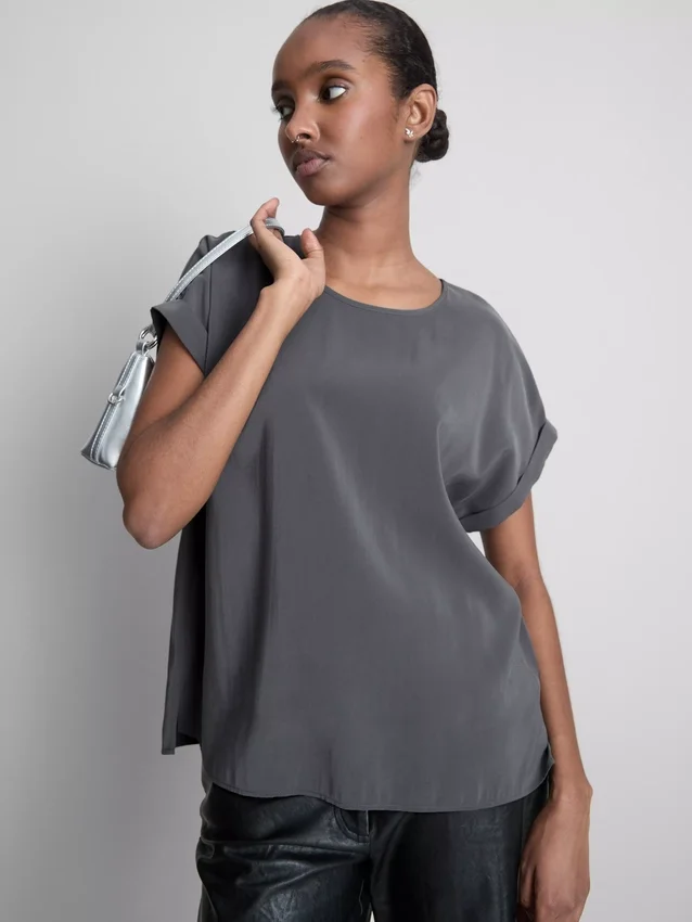 Camiseña de cuello redondo con mangas enrolladas