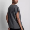 Camiseña de cuello redondo con mangas enrolladas