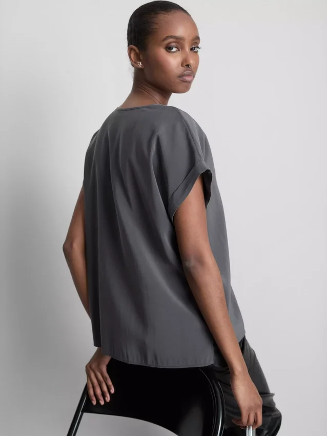 Camiseña de cuello redondo con mangas enrolladas