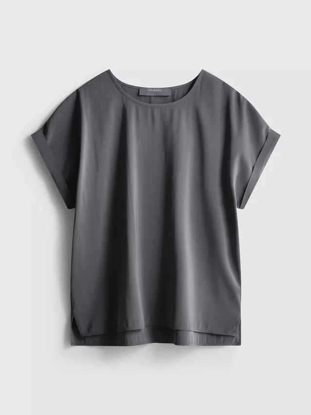 Camiseña de cuello redondo con mangas enrolladas