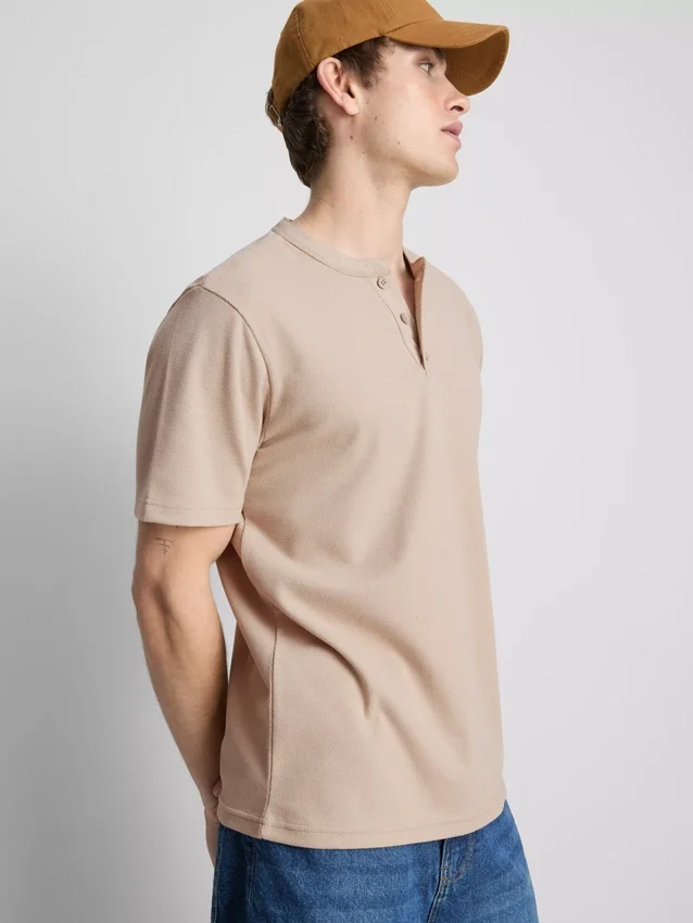 Camiseña Henley texturizada