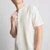 Camiseña Henley texturizada