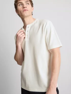 Camiseña Henley texturizada
