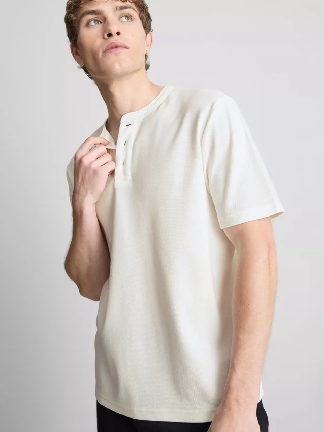 Camiseña Henley texturizada