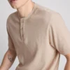 Camiseña Henley texturizada