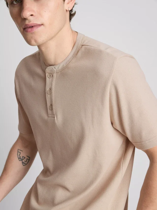 Camiseña Henley texturizada
