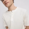Camiseña Henley texturizada
