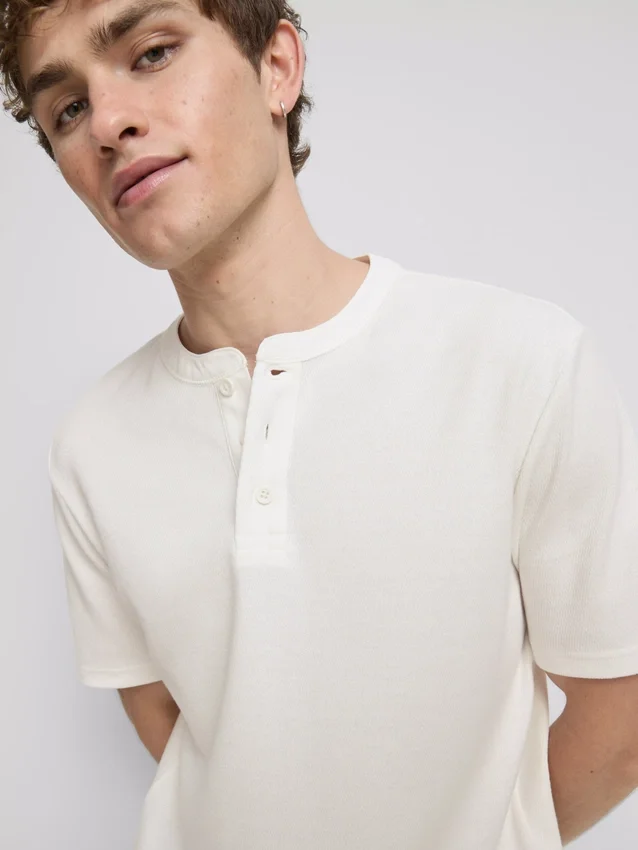 Camiseña Henley texturizada