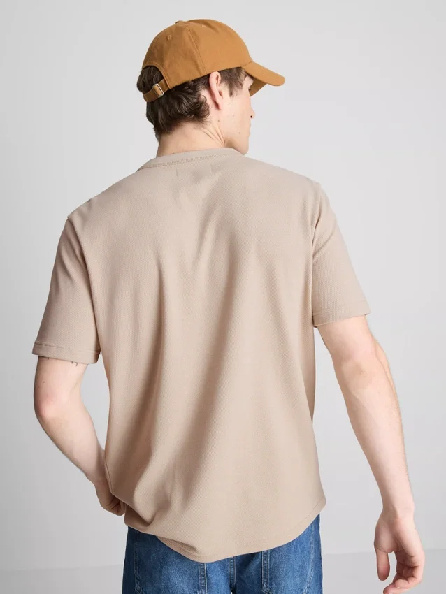 Camiseña Henley texturizada